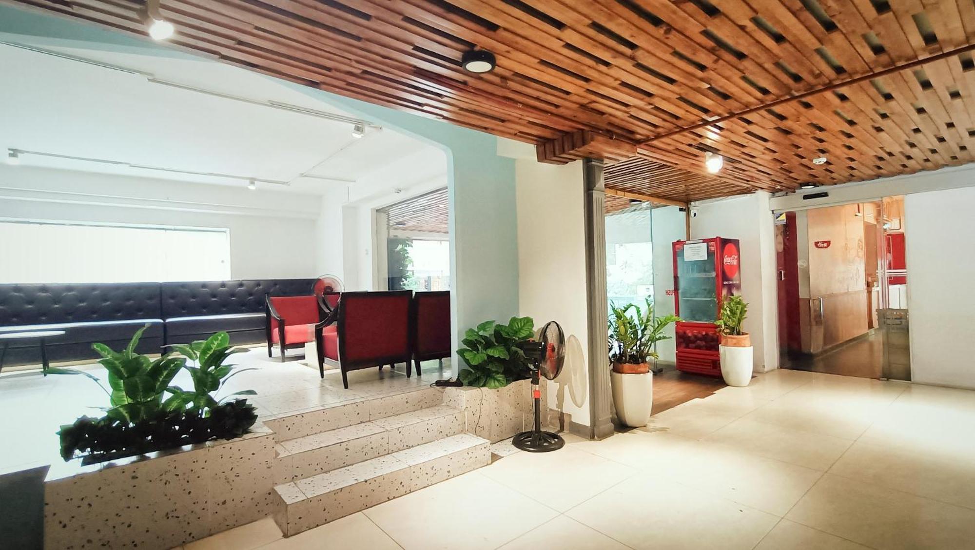 Queen Central Apartment Hotel Хошимін Екстер'єр фото